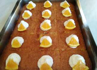 Ένα ολόκληρο ταψί με Ρεβανί με Σαντιγί, κομμένο σε κομμάτια και γαρνιρισμένο