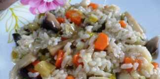 Μανιτάρια με ρύζι, καρότα, πράσα και φρέσκα μυρωδικά