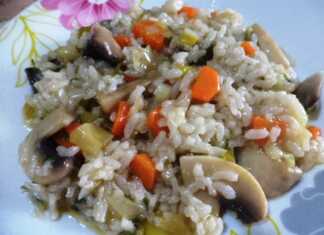 Μανιτάρια με ρύζι, καρότα, πράσα και φρέσκα μυρωδικά