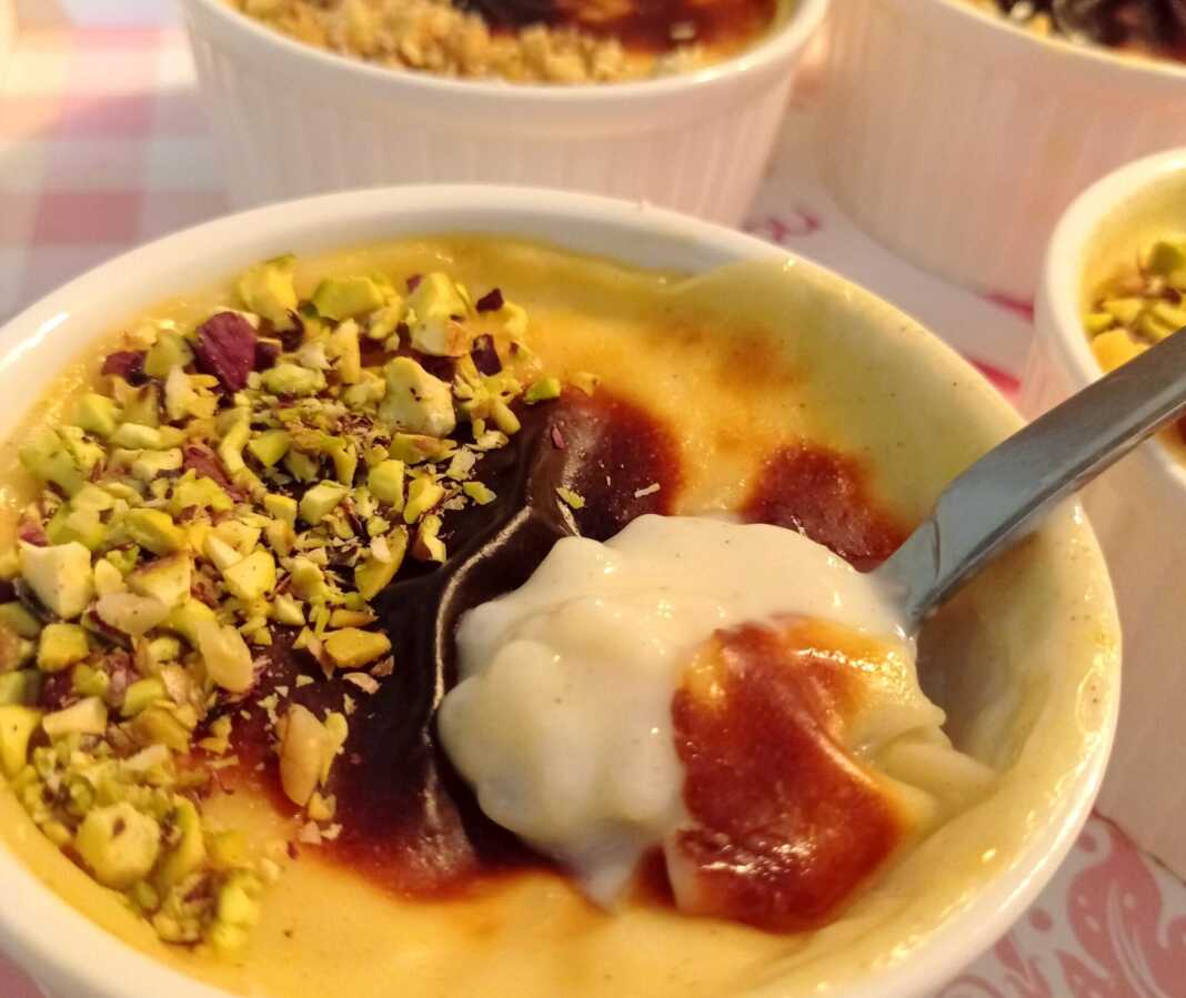 Ατομικές μερίδες από **Ρυζόγαλο στο Φούρνο** με σκούρα κρούστα.