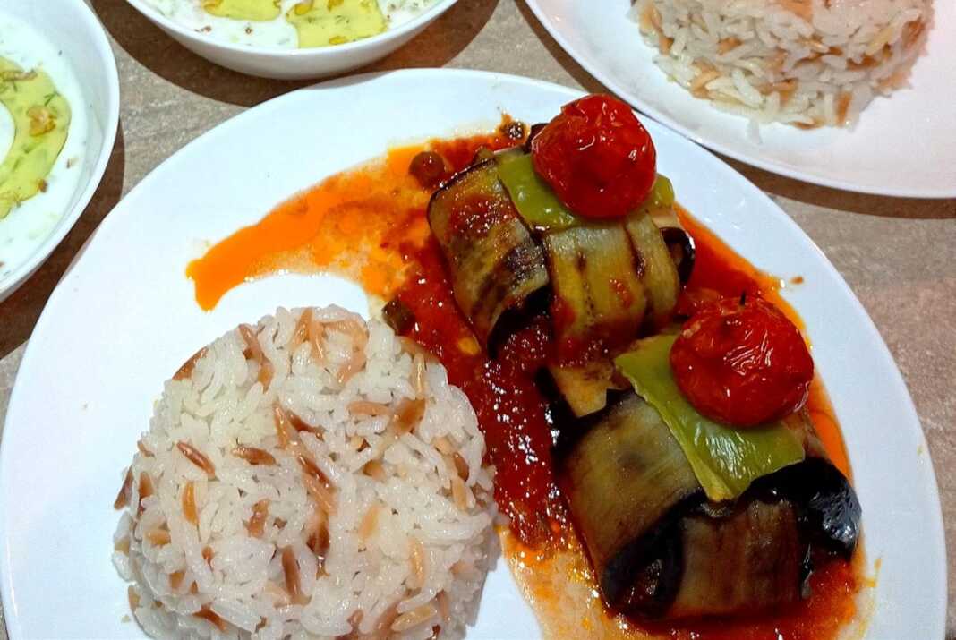 Ρολάκια Μελιτζάνας με κεφτέδες