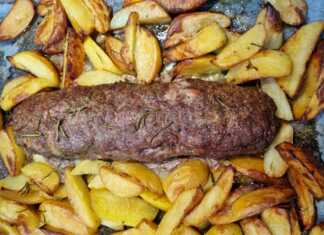 Ένα ολόκληρο Κιμά Ρολό γεμιστό με ζαμπόν και μοτσαρέλα, κομμένο σε χοντρές φέτες και σερβιρισμένο με πατάτες φούρνου