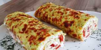 Κομμάτια από ψημένο ρολό κολοκυθιού, γεμιστό με τυρί ή άλλα υλικά, σερβιρισμένα σε πιάτο.