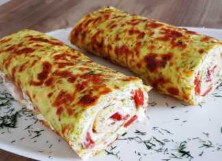 Κομμάτια από ψημένο ρολό κολοκυθιού, γεμιστό με τυρί ή άλλα υλικά, σερβιρισμένα σε πιάτο.