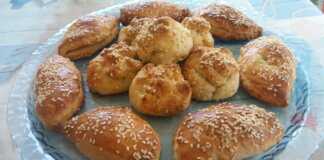 Παραδοσιακά Σκαλτσούνια Κρήτης, ψημένα και χρυσαφένια, τοποθετημένα σε πιατέλα, με τη γέμιση μυζήθρας να φαίνεται