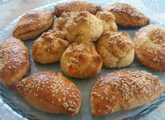 Παραδοσιακά Σκαλτσούνια Κρήτης, ψημένα και χρυσαφένια, τοποθετημένα σε πιατέλα, με τη γέμιση μυζήθρας να φαίνεται