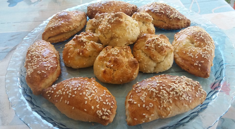 skaltsounia Παραδοσιακά Σκαλτσούνια Κρήτης, ψημένα και χρυσαφένια, τοποθετημένα σε πιατέλα, με τη γέμιση μυζήθρας να φαίνεται