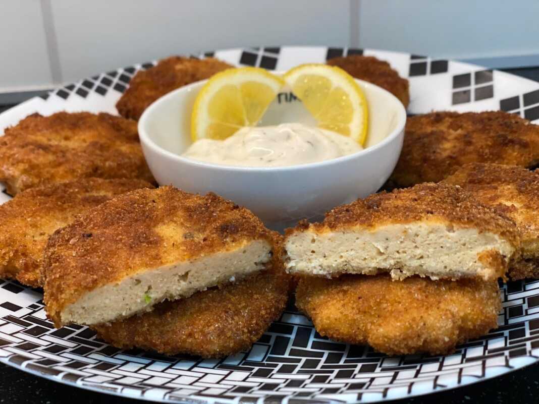 spitikesKotompoukies Ένα πιάτο με σπιτικές κοτομπουκιές, χρυσαφένιες και τραγανές, συνοδευόμενες από κάποια σάλτσα."