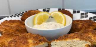 Ένα πιάτο με σπιτικές κοτομπουκιές, χρυσαφένιες και τραγανές, συνοδευόμενες από κάποια σάλτσα."