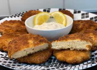 Ένα πιάτο με σπιτικές κοτομπουκιές, χρυσαφένιες και τραγανές, συνοδευόμενες από κάποια σάλτσα."