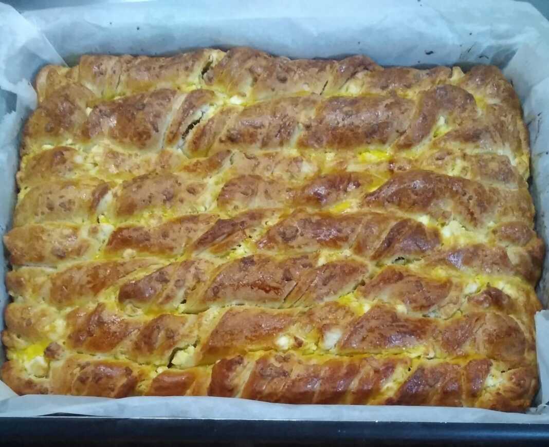 striftiKaseropita Ολοκληρωμένη Κασεροτυρόπιτα Στριφτή, χρυσαφένια, σε σπιράλ σχήμα, έτοιμη να σερβιριστε