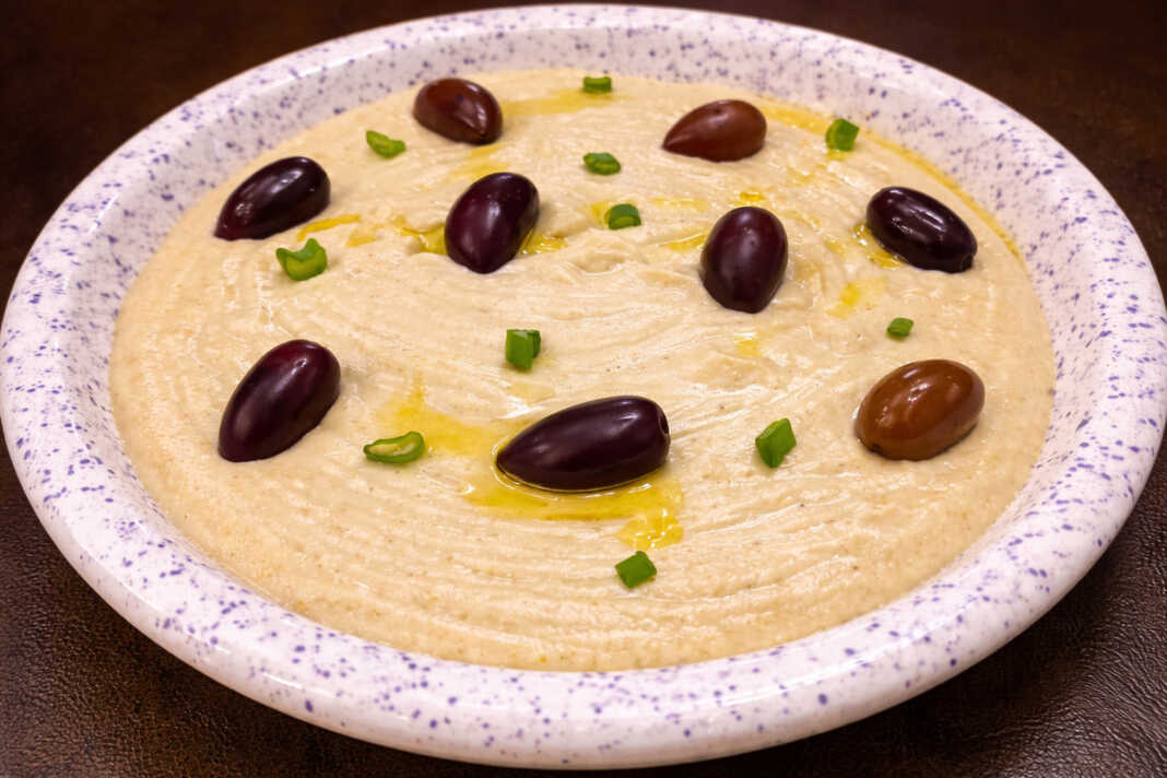 Μπολ με βελούδινη λευκή ταραμοσαλάτα γαρνιρισμένη με ελαιόλαδο και μια ελιά