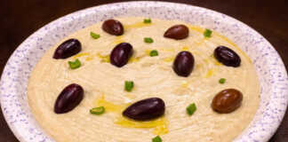 Μπολ με βελούδινη λευκή ταραμοσαλάτα γαρνιρισμένη με ελαιόλαδο και μια ελιά