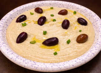 Μπολ με βελούδινη λευκή ταραμοσαλάτα γαρνιρισμένη με ελαιόλαδο και μια ελιά