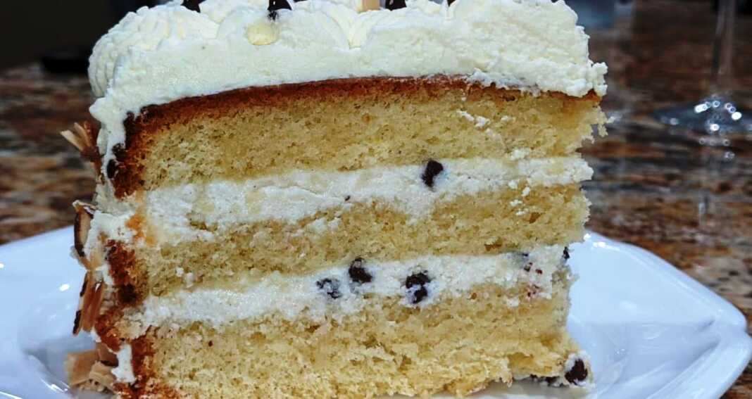 tortaAmygdalo1 Τούρτα Αμυγδάλου με βελουδινη κρέμα και κοματάκια σοκολάτας