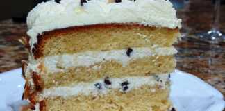 Τούρτα Αμυγδάλου με βελουδινη κρέμα και κοματάκια σοκολάτας