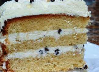 Τούρτα Αμυγδάλου με βελουδινη κρέμα και κοματάκια σοκολάτας