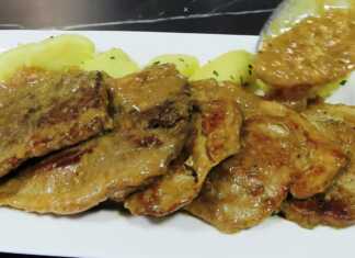 Ζουμερές χοιρινές μπριζόλες μέσα σε τηγάνι καλυμμένες με παχύρρευστη κρεμώδη σάλτσα μουστάρδας και κρεμμυδιών