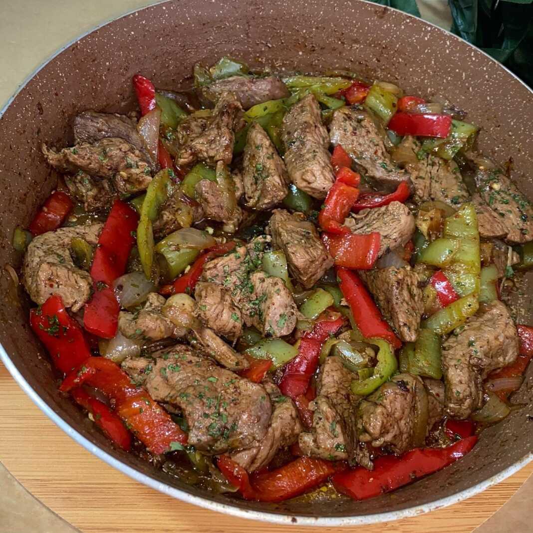 Χοιρινές μπουκίτσες στο τηγάνι με πιπεριές