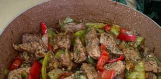 Χοιρινές μπουκίτσες στο τηγάνι με πιπεριές