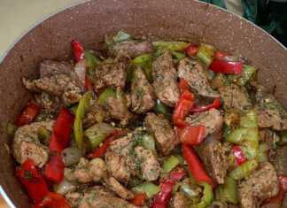 Ζουμερές χοιρινές μπουκίτσες στο τηγάνι με πολύχρωμες πιπεριές και πλούσια σάλτσα μουστάρδας