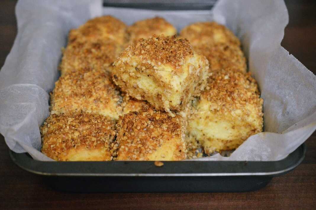 Χρυσά Ζυμαράκια με καρύδι και ζάχαρη