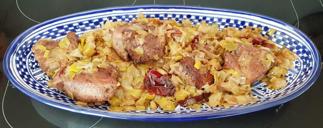 Χοιρινός λαιμός με πράσο και αποξηραμένες κόκκινες πιπεριές