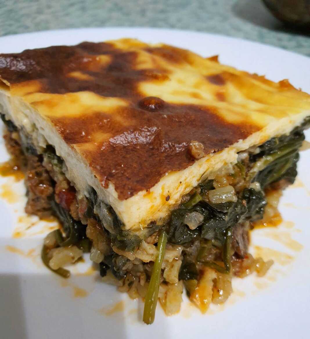 Μουσακάς με σπανάκι και κιμά.