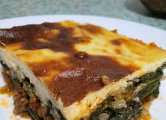 Μουσακάς με σπανάκι και κιμά.