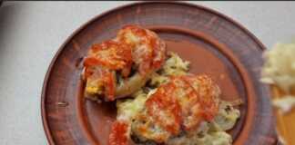 Μπριζόλες ψημένες πάνω σε κρεμμύδια στο φούρνο