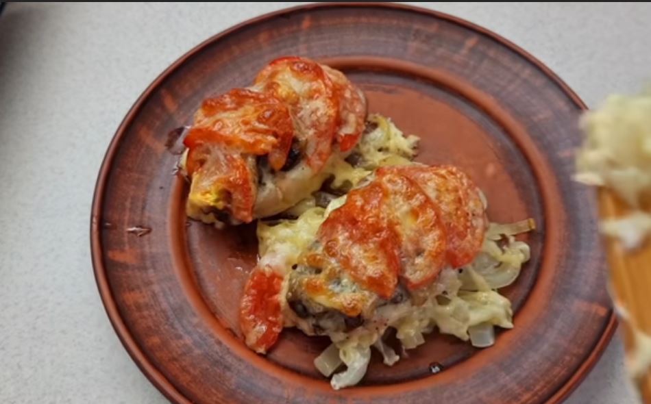 MprizolesKremmydi2 Μπριζόλες ψημένες πάνω σε κρεμμύδια στο φούρνο