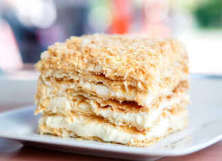 τούρτα Napoleon με κρέμα Baileys