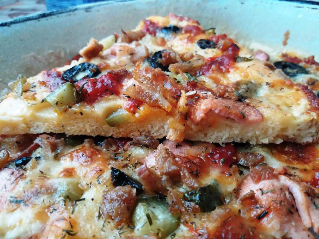 Σπιτική πίτσα με ζύμη γιαουρτιού και πολύχρωμα λαχανικά.