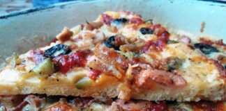 Σπιτική πίτσα με ζύμη γιαουρτιού και πολύχρωμα λαχανικά.