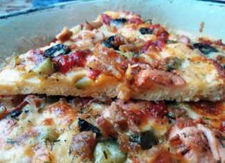 Σπιτική πίτσα με ζύμη γιαουρτιού και πολύχρωμα λαχανικά.