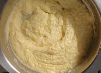 Μια πλούσια κρεμώδης και λεία λευκή μπεσαμέλ μέσα σε κατσαρόλα έτοιμη για χρήση σε παραδοσιακά ελληνικά φαγητά