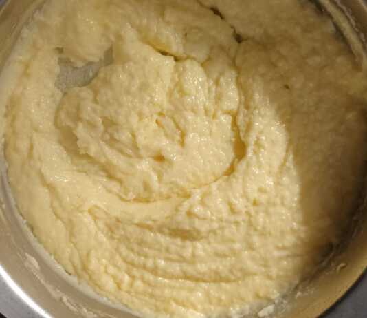 Σπιτική Μπεσαμελ…δεν θα την ξαναφτιάξετε αλλιώς Μια πλούσια κρεμώδης και λεία λευκή μπεσαμέλ μέσα σε κατσαρόλα έτοιμη για χρήση σε παραδοσιακά ελληνικά φαγητά