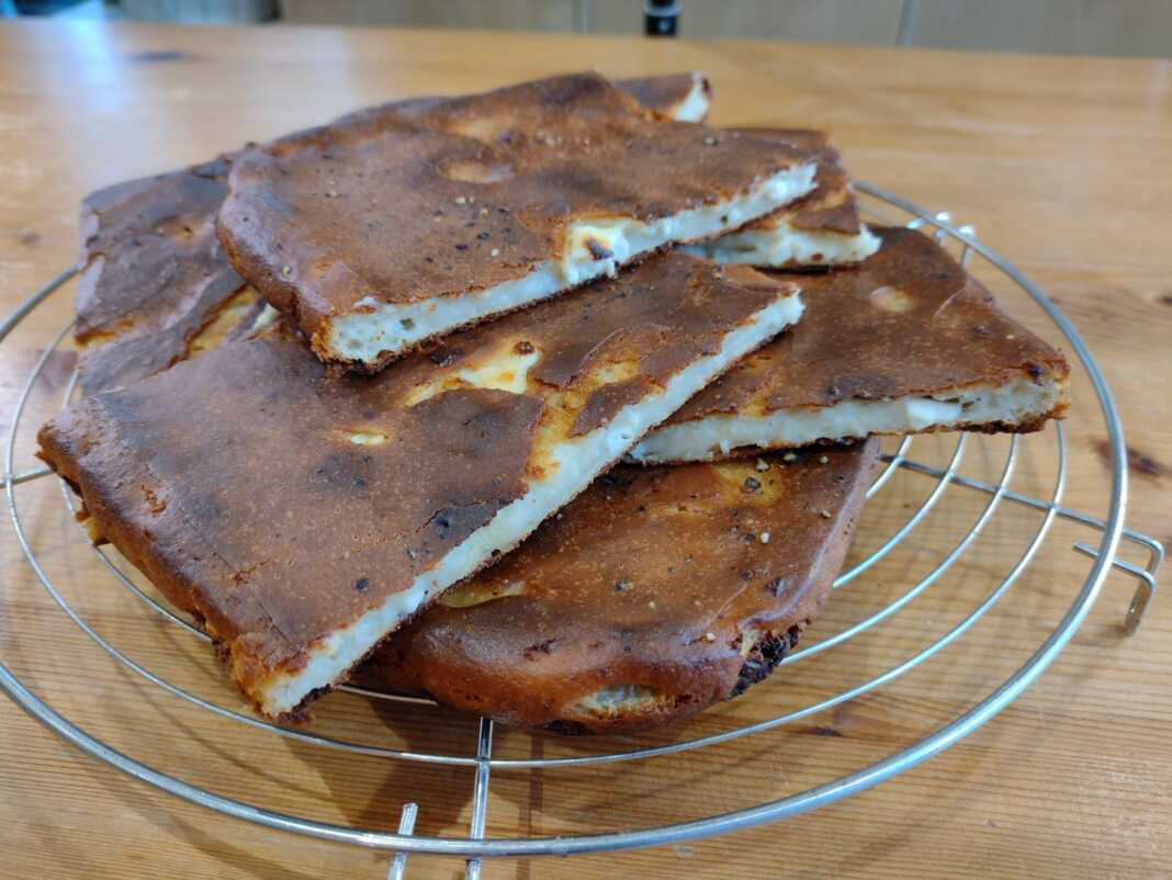 Η ψημένη Κασόπιτα Ηπείρου κομμένη σε κομμάτια.