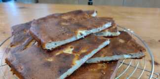 Η ψημένη Κασόπιτα Ηπείρου κομμένη σε κομμάτια.