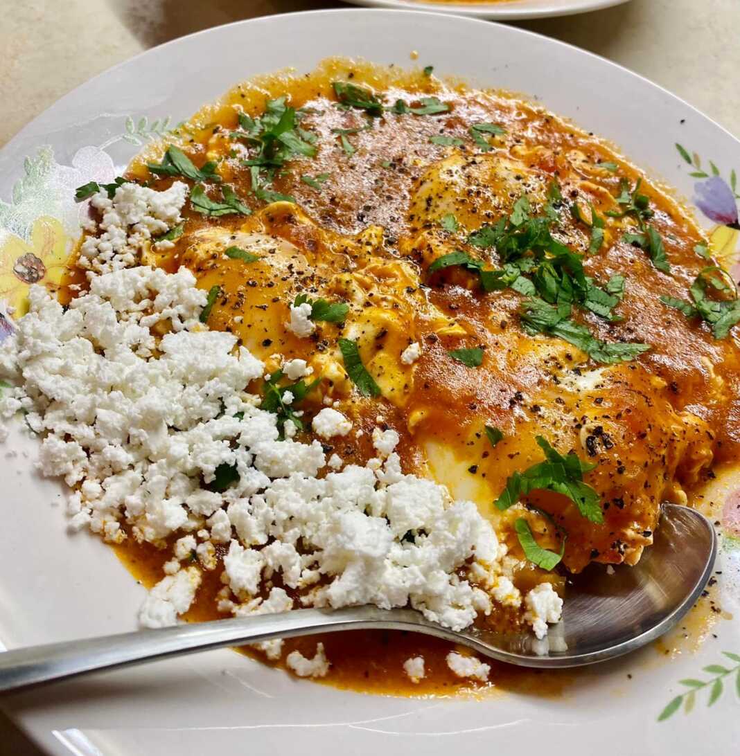 Αυγά σε σάλτσα ντομάτας με φέτα