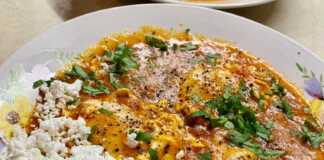 Αυγά σε σάλτσα ντομάτας με φέτα