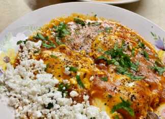 Αυγά σε σάλτσα ντομάτας με φέτα