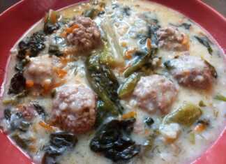 Ένα πλούσιο πιάτο με γιουβαρλάκια φρικασέ ανάμεσα σε μαγειρεμένα μαρούλια με πηχτό αυγολέμονο και άνηθο