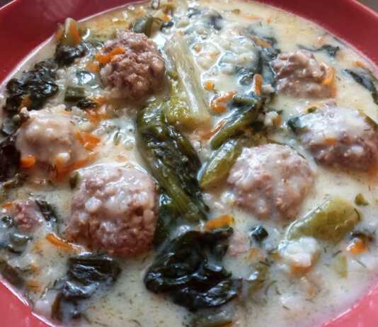 Ένα πλούσιο πιάτο με γιουβαρλάκια φρικασέ ανάμεσα σε μαγειρεμένα μαρούλια με πηχτό αυγολέμονο και άνηθο