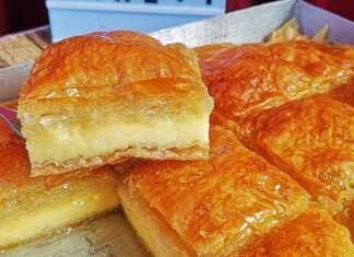 Κομμάτια αφράτο Γαλακτομπούρεκο με χρυσαφένια κρούστα και κρέμα βανίλιας.