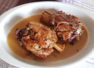 Καλοψημένα χοιρινά κότσια με χρυσαφένια πέτσα και πλούσια σάλτσα μέσα σε μαντεμένια κατσαρόλα