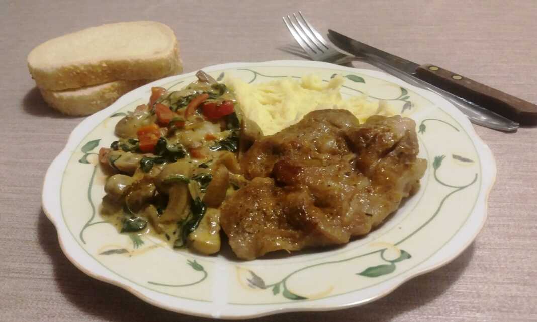 Μπριζόλες Χοιρινού λαιμού με σάλτσα λαχανικών