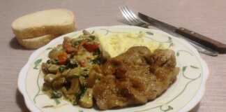 Μπριζόλες Χοιρινού λαιμού με σάλτσα λαχανικών Μπριζόλες Χοιρινού λαιμού με σάλτσα λαχανικών