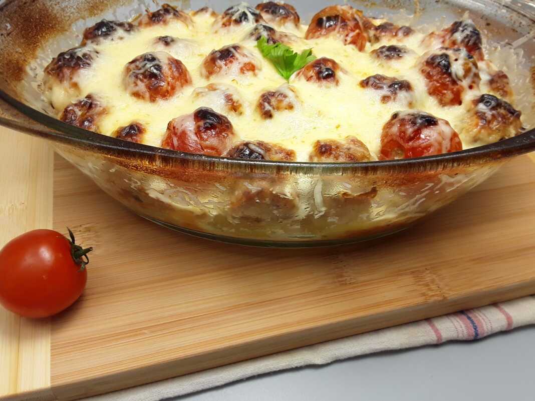 keftedakiaKremaGalaktos1 Κεφτεδάκια φούρνου με ντομάτα και κρέμα γάλακτος!