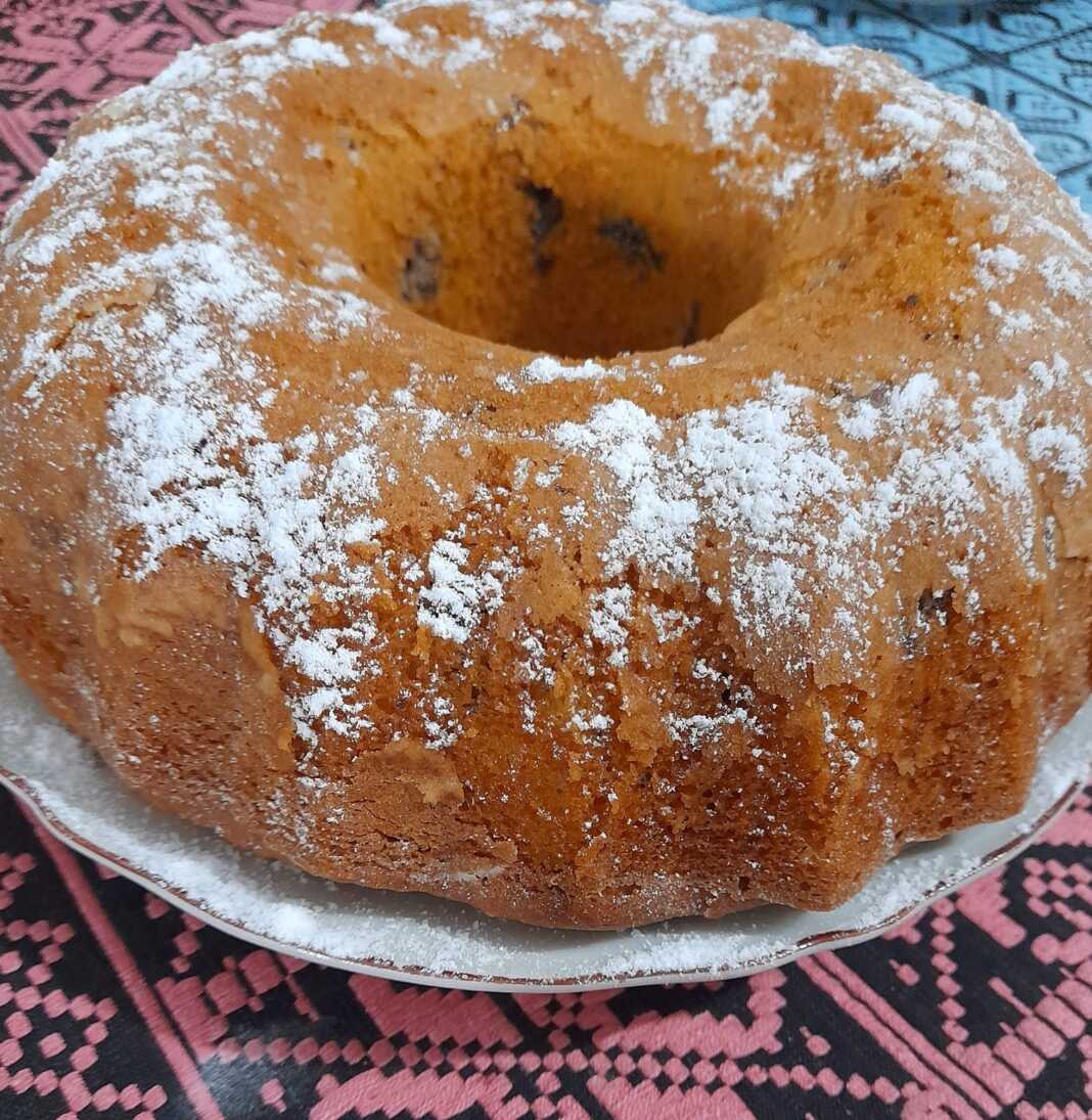 Κέικ με γιαούρτι, καρύδια και δαμάσκηνα